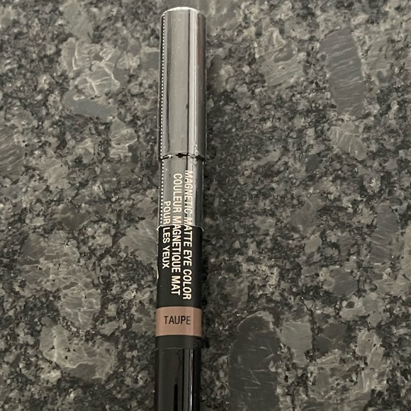 NudeStix Magnetic Eye Color in Taupe a matte shade long wearing great primer - Picture 7 of 7